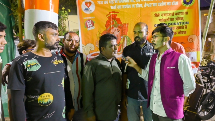 Donate Life and Surat City Ganesh Utsav Samiti invited the family members of Late Tansukhbhai Singhwala as guests and honored them by performing aarti at Khalasi Bal Yuva Mandal Kevat Group, Surat.